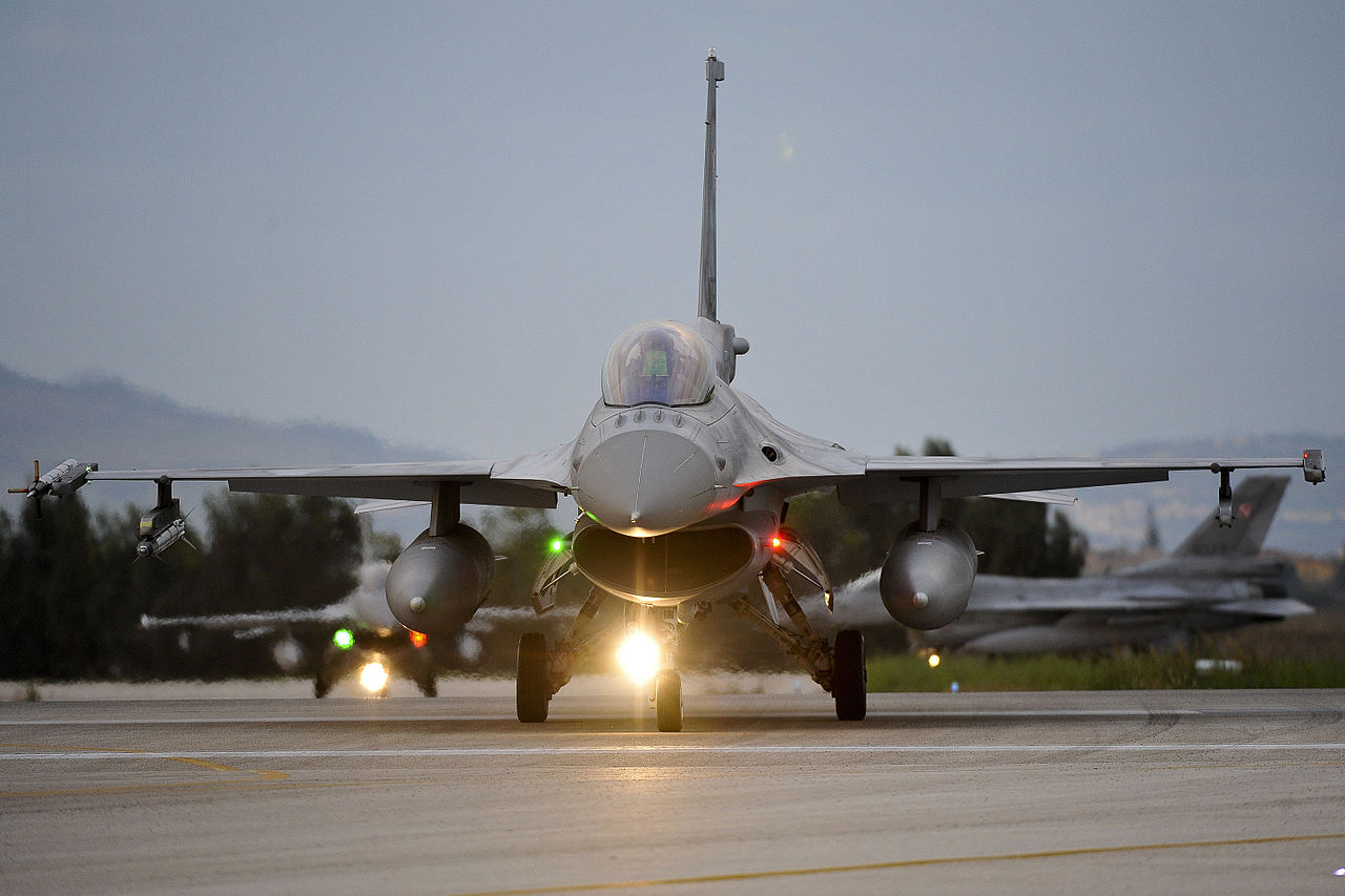 Serwisowanie samolotów F-16 poprzez Foreign Military Sales – niebezpieczna droga na skróty